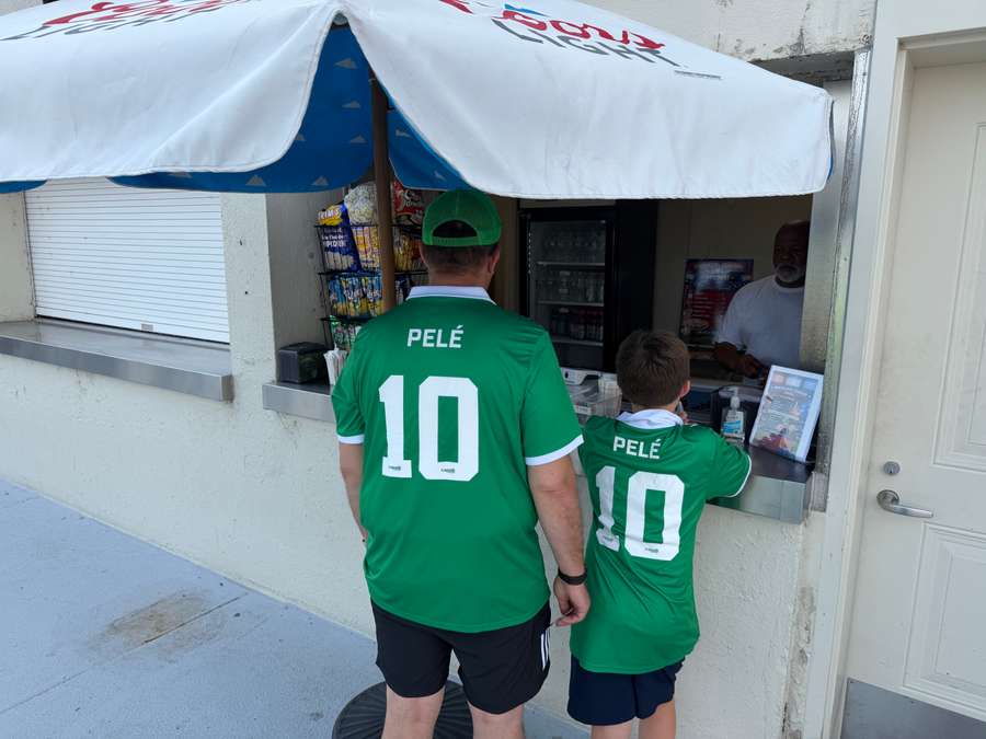 Pai e filho com a 10 de Pelé, o rei do futebol