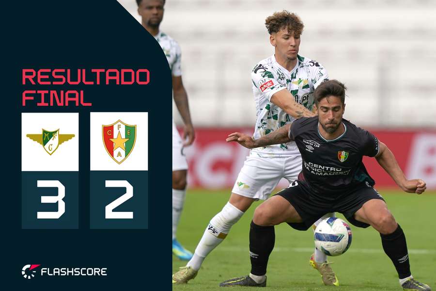 Rodrigo Pinho em disputa com Travassos
