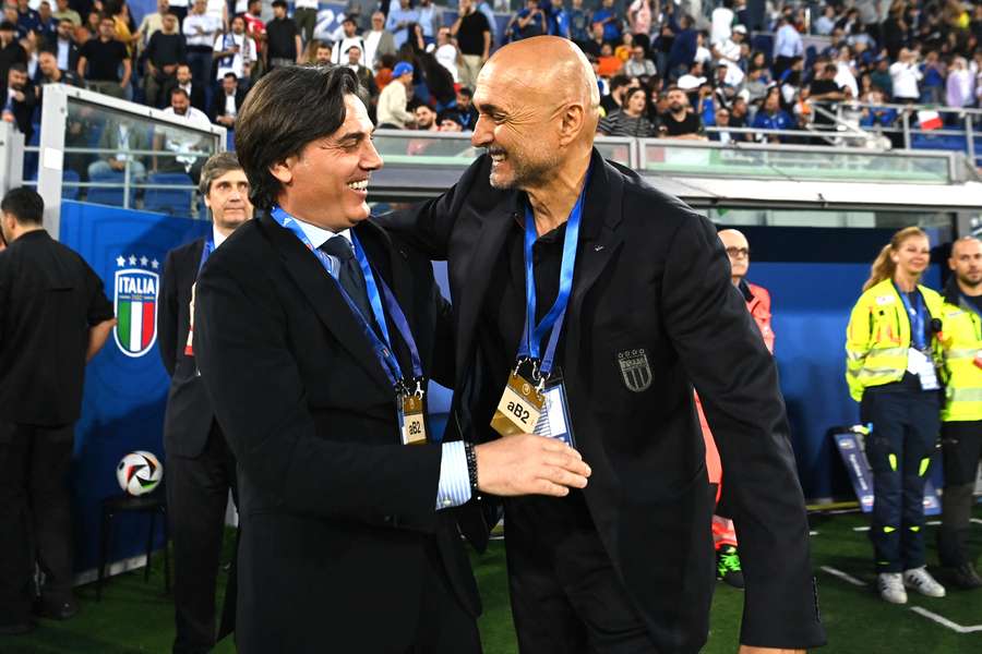 Vicenzo Montella y Luciano Spalletti se saludan antes del comienzo del amistoso entre Italia y Turquía.