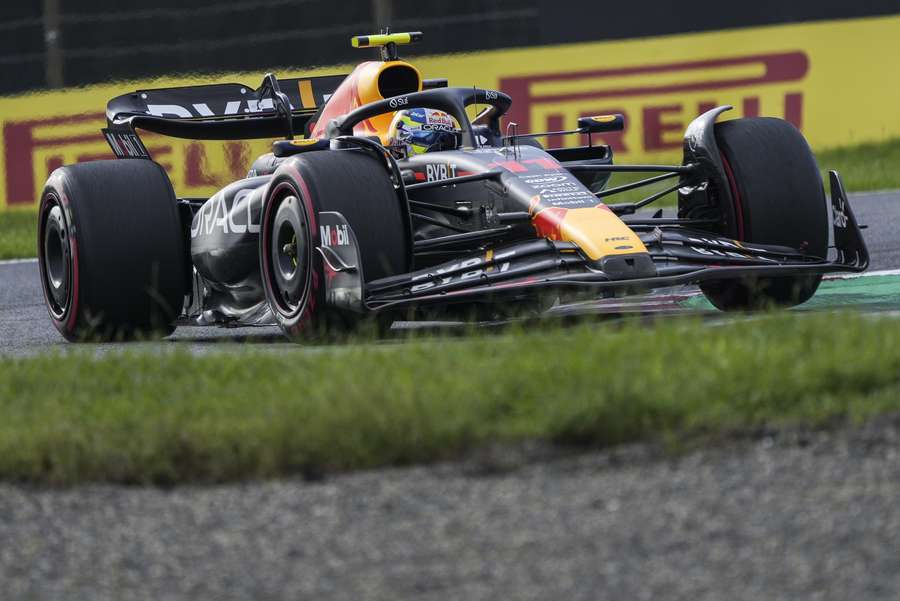 De teamgenoot van Max Verstappen heeft de race na vijftien ronden verlaten