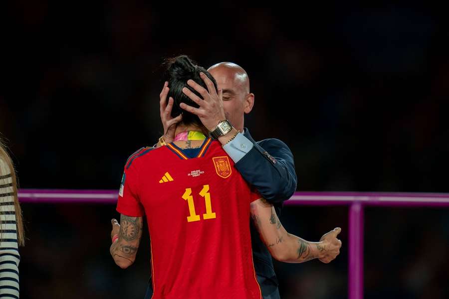 Rubiales nu pleacă după ce a sărutat pe gură o fotbalistă a Spaniei