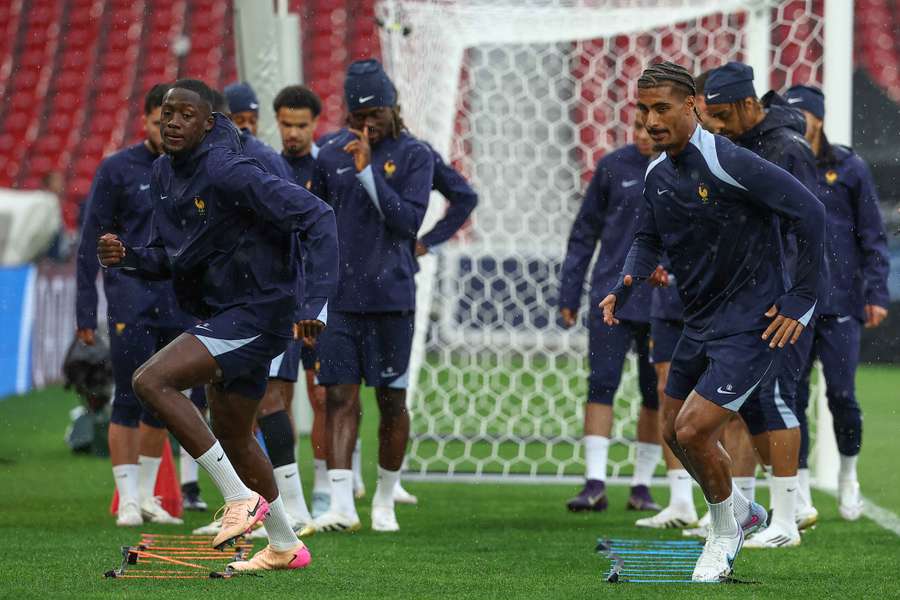 Konaté et Badé à Stuttgart mercredi.