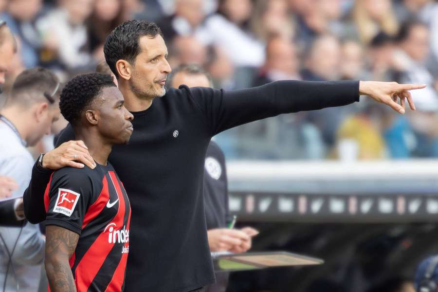 Dino Toppmöller, treinador do Eintracht Frankfurt, com Aurélio Buta