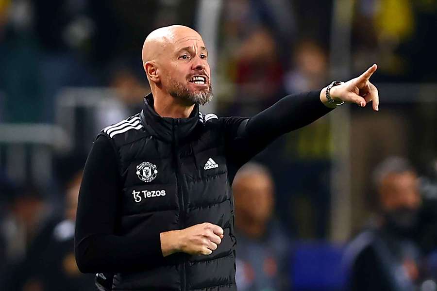 Ten Hag in actie aan de zijlijn in Istanbul