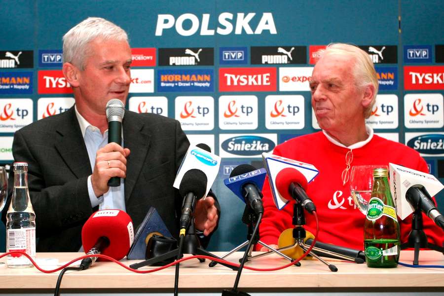 Leo Beenhakker i (z lewej) prezes Polskiego Związku Piłki Nożnej Michał Listkiewicz podczas konferencji prasowej we Wronkach, 13 listopada 2007 r.