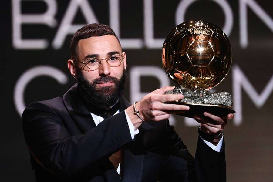 Karim Benzema remporte son premier Ballon d'Or à 34 ans. 