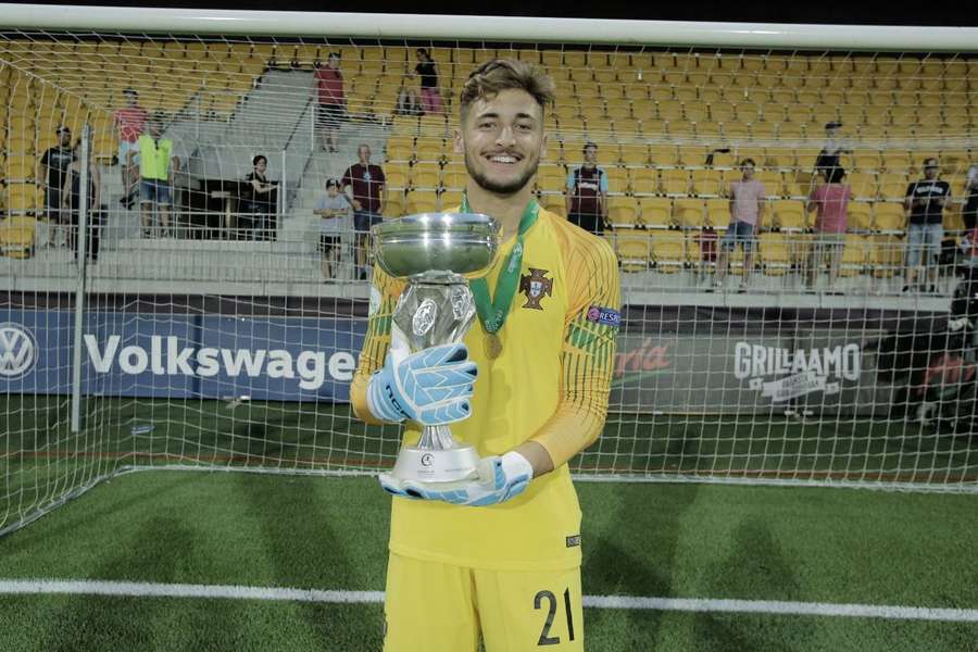 Ricardo Benjamim com o troféu do Euro sub-19