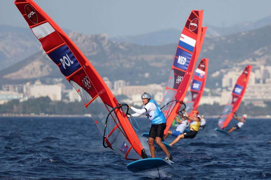 Z powodu zbyt słabego wiatru seria medalowa w klasie iQFoil przełożona na sobotę