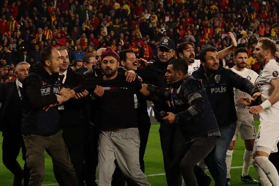 Turkish federation condemns assault on goalkeeper by fan