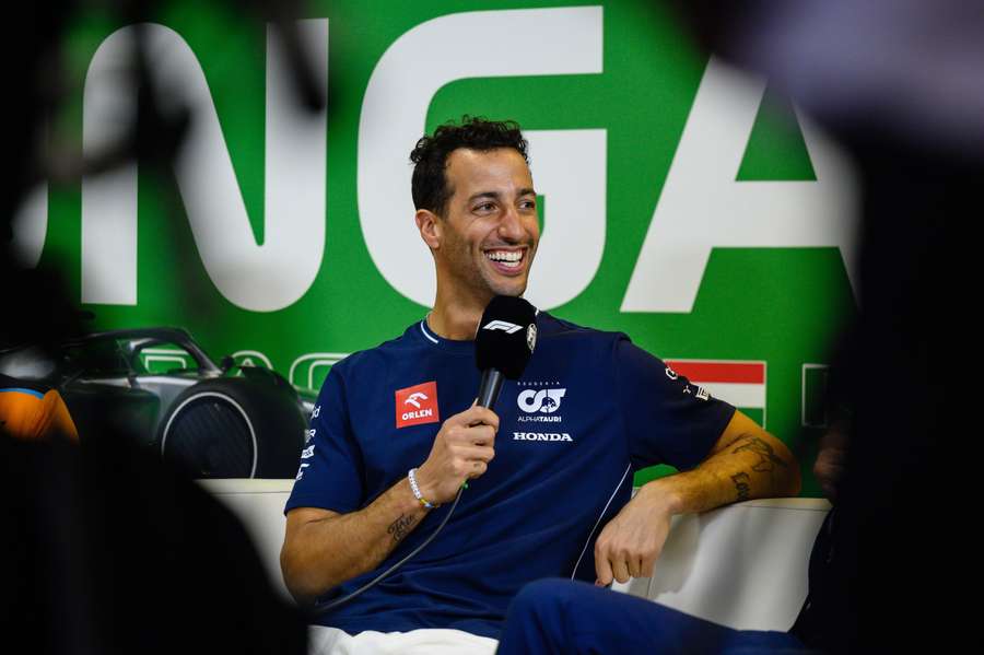 Daniel Ricciardo op een persconferentie in de aanloop naar de Grand Prix van Hongarije