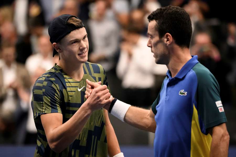 Rune afianzó su racha ante Bautista para meterse en la final en Basilea.