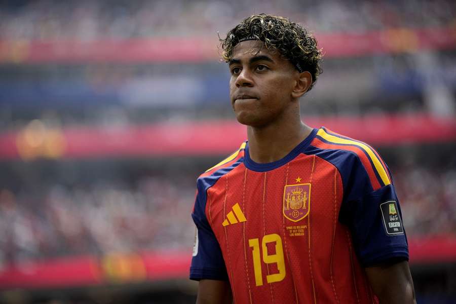 Lamine Yamal looks on during Spain-Belgium matchup