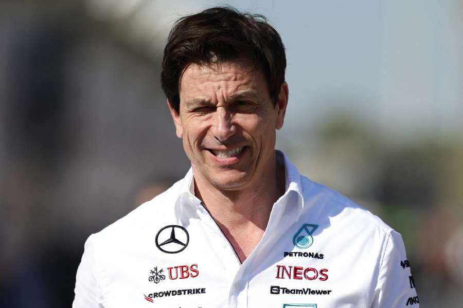Toto Wolff, chefe de equipa da Mercedes, procura substituto para Hamilton