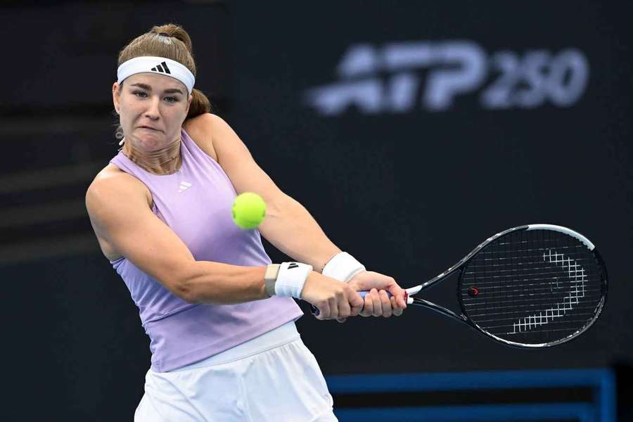 Karolína Muchová v zápase s Jelenou Rybakinovou.