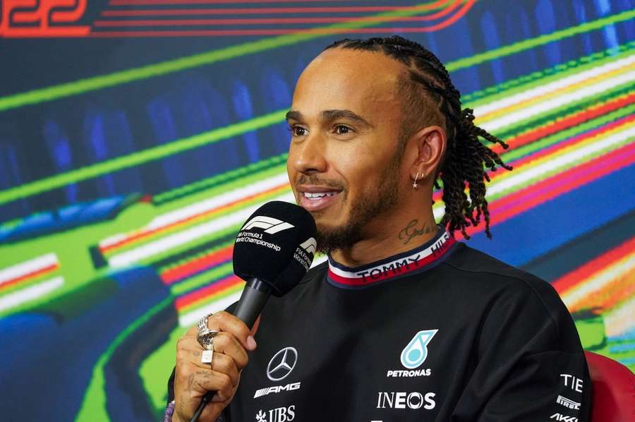 Skončit nebo odejít? Hamilton chce ve formuli závodit za Mercedes až do smrti