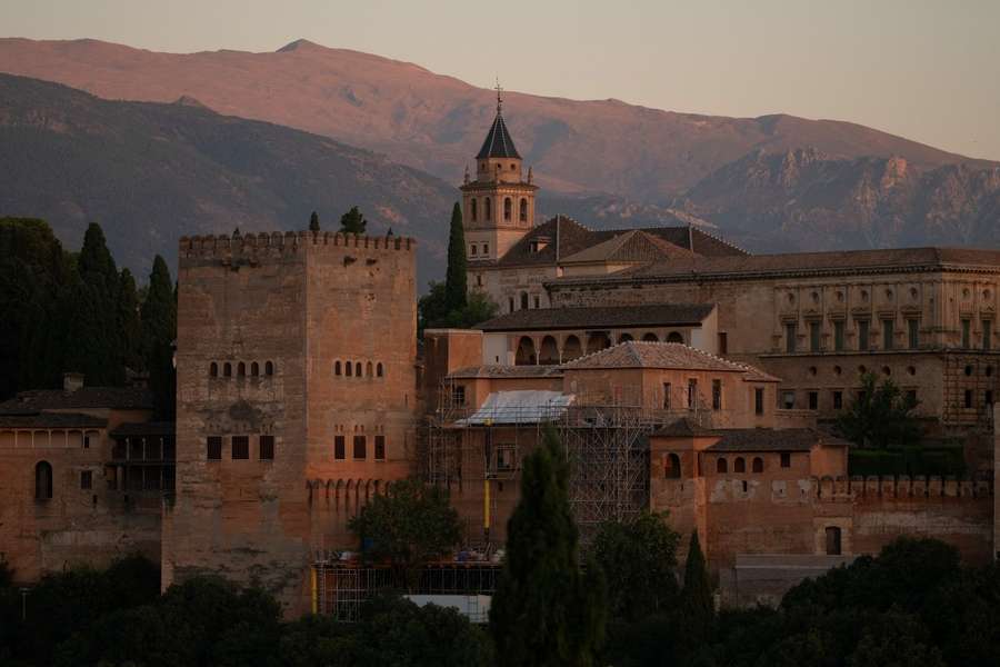 O palácio de Alhambra, em Granada O palácio de Alhambra, em Granada