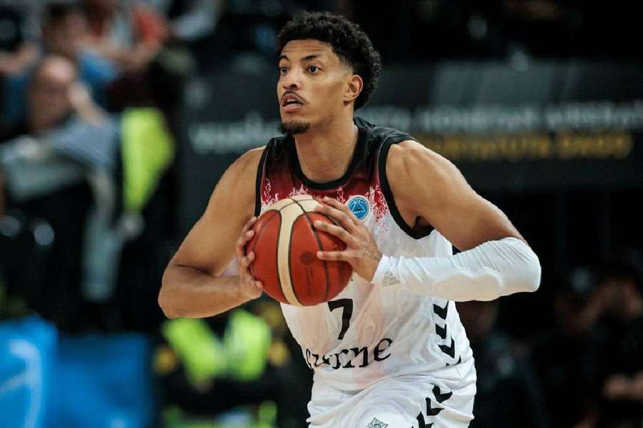 Cazalon, durante el Bilbao Basket y el PAOK de Salónica