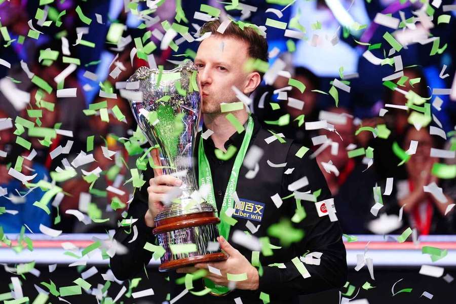 Judd Trump kisses the trophy after winning the final