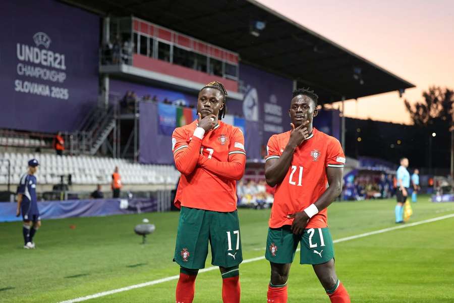 Quenda brilhou com duas assistências de Roger Fernandes