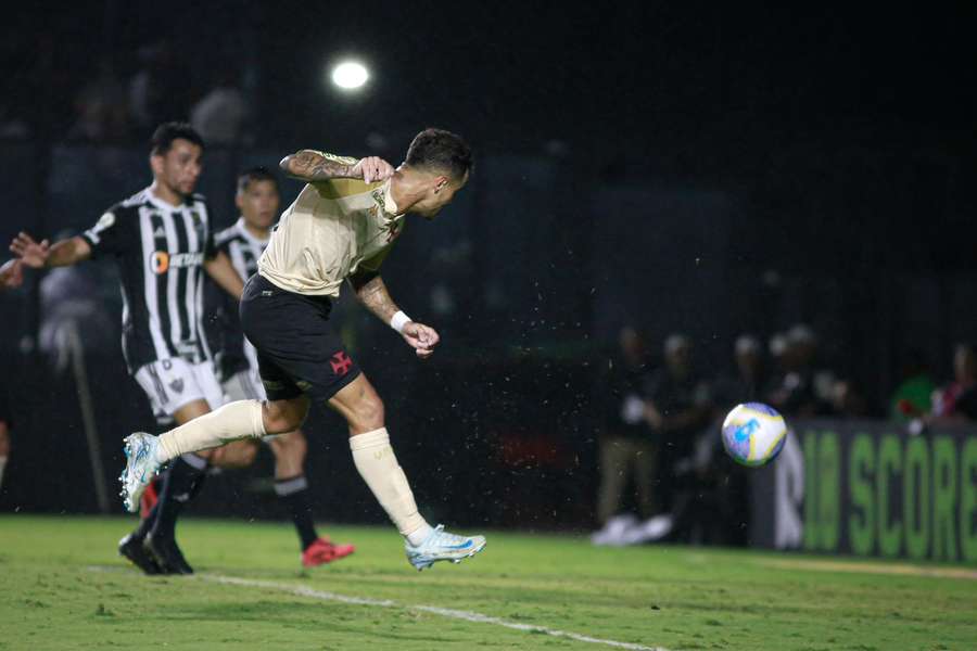 Coutinho fechou a conta em boa vitória do Vasco em São Januário