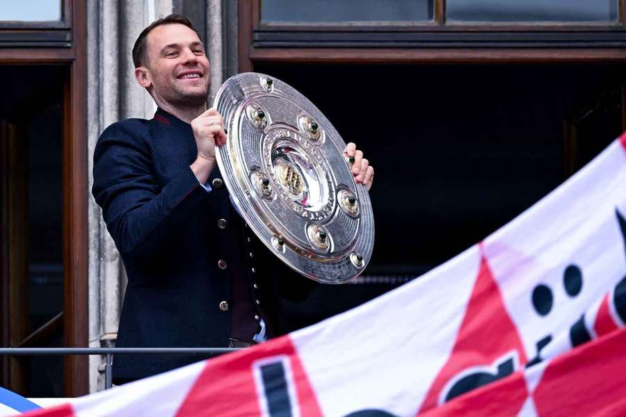 Neuer mit seiner 13. Meisterschale Neuer mit seiner 13. Meisterschale