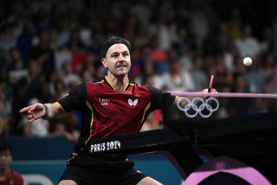 Timo Boll ist mit einem Erfolg für das deutsche Team in seine letzten Olympischen Spiele gestartet.