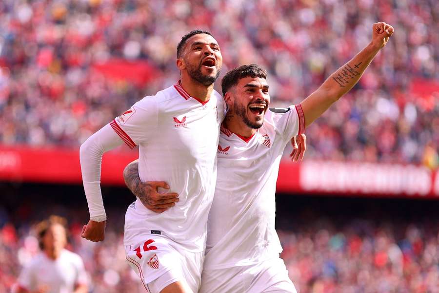 Isaac Romero y En Nesyri celebran uno de los goles del Sevilla