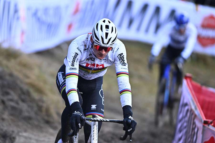 Mathieu van der Poel subido a la bici