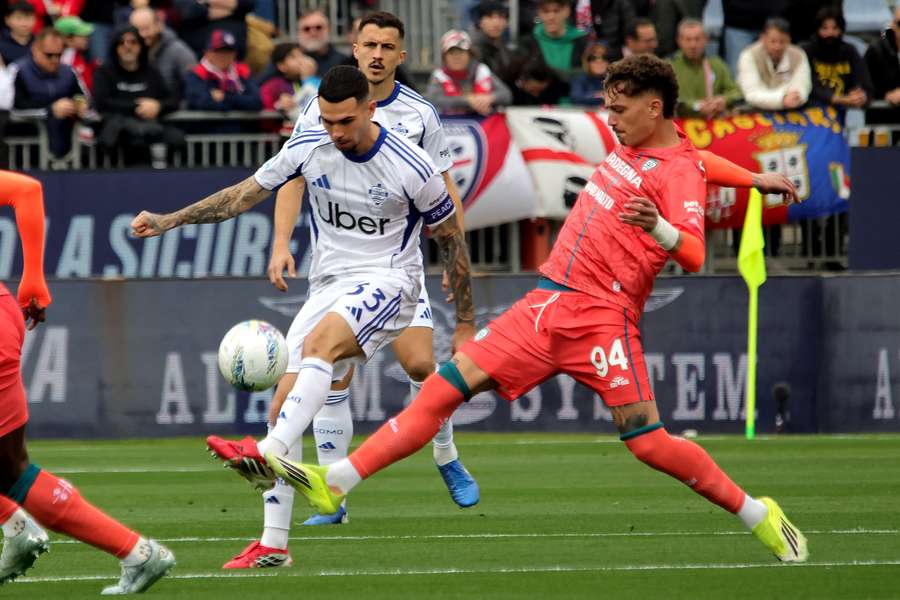 Lucas de Cunha de la Como și Sebastiano Esposito luptă pentru minge