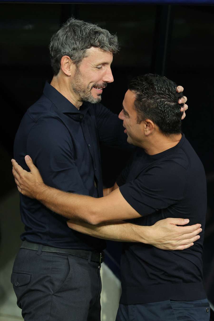 Van Bommel en Xavi tijdens de wedstrijd