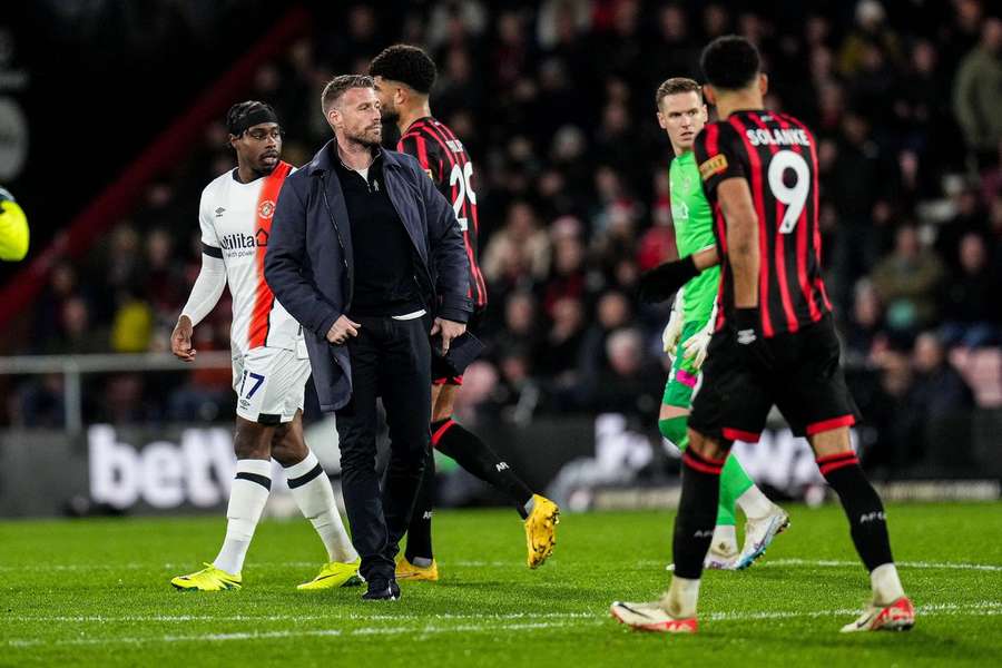 Suspenso jogo entre Bournemouth e Luton Town: Lockyer caiu