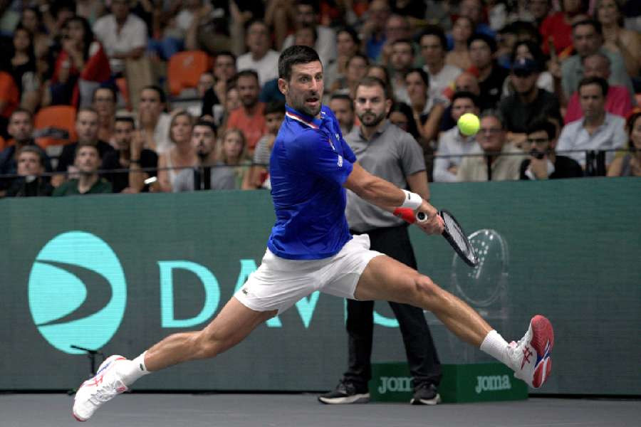 Novak Djokovic em ação durante o seu jogo contra o espanhol Alejandro Davidovich Fokina