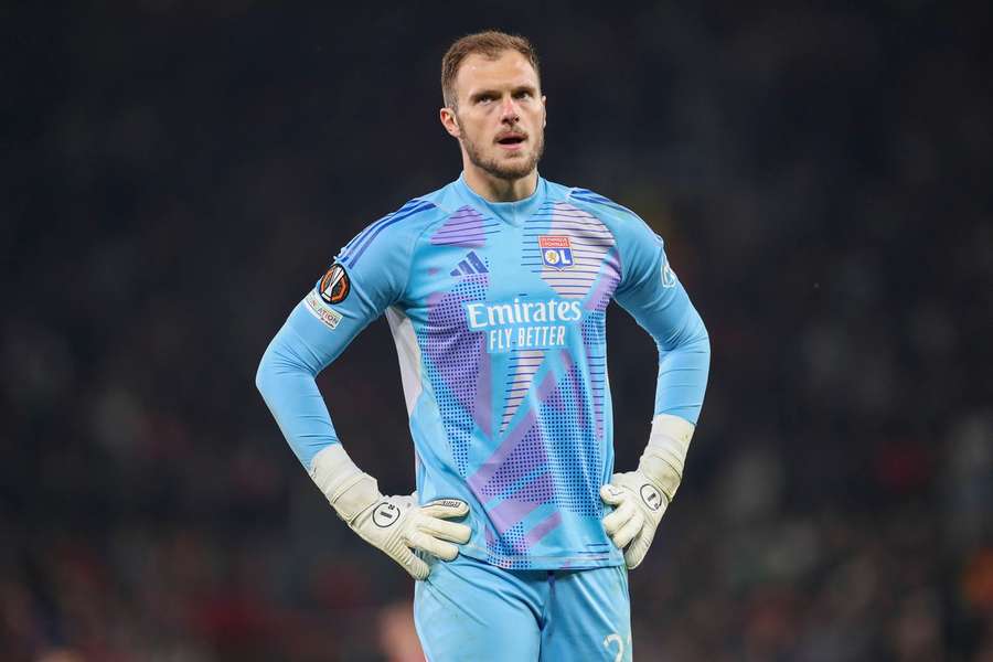 Leeds agree to sign Lyon's goalkeeper Perri in £15.6M deal with private flight arranged