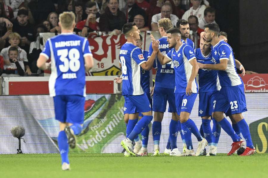 Jogadores do Darmstadt comemoram o primeiro golo contra o Estugarda.