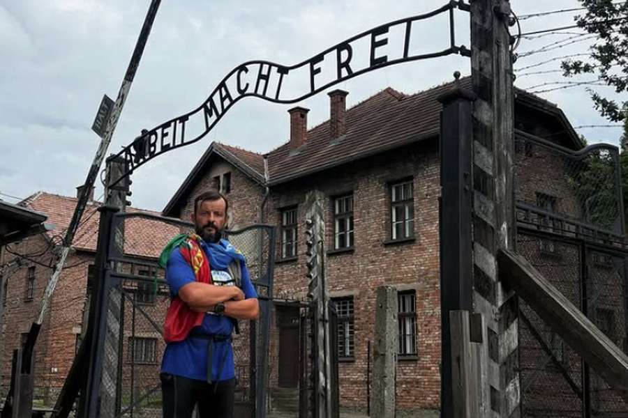 Pedro Queirós no portão de Auschwitz