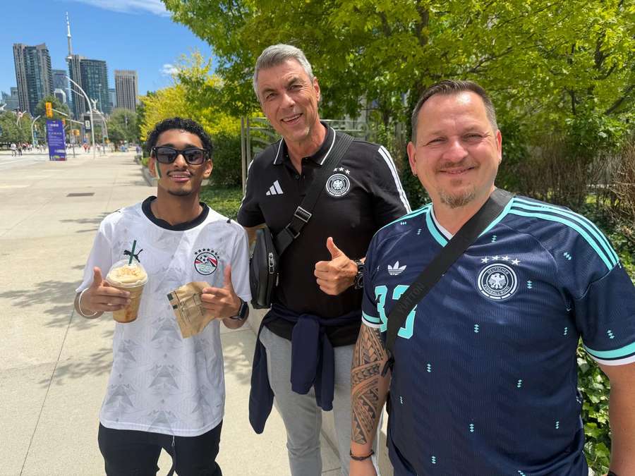 O alemão Roger Menzer ao lado do amigo Bernd Hein e de um torcedor canadense com a camisa do Egito O alemão Roger Menzer ao lado do amigo Bernd Hein e de um torcedor canadense com a camisa do Egito