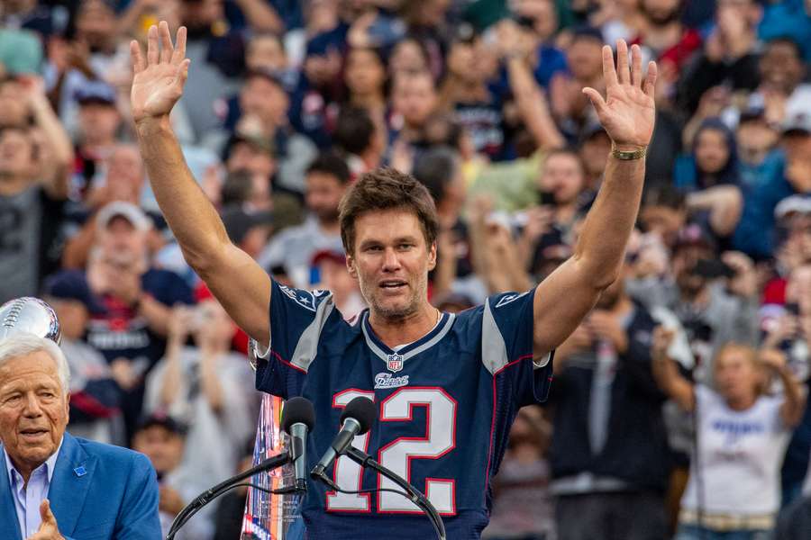 Tom Brady tijdens zijn toespraak voor de Patriots-fans
