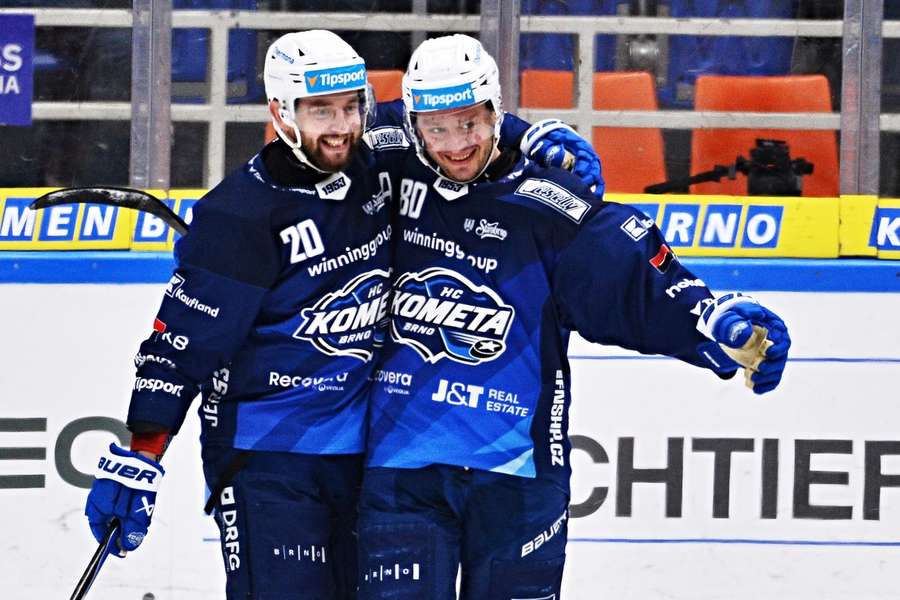 Bratři Zohornové se radují z gólu.