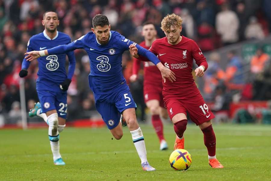 Jorginho i kamp med Liverpool's Harvey Elliott