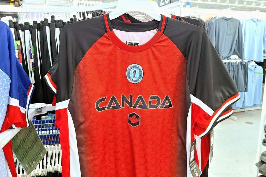 Kanadyjska federacja wymienia reprezentacyjne koszulki kibicom... Włoch
