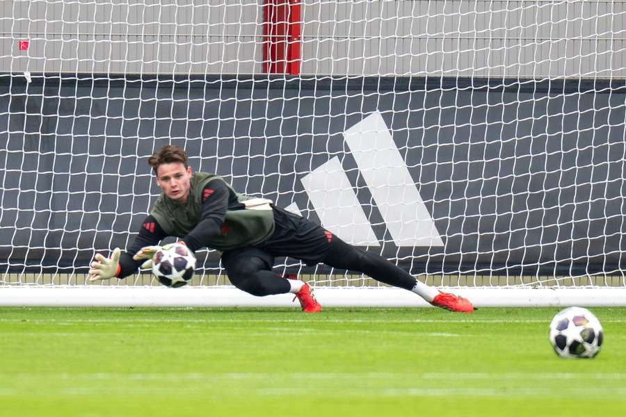 Jonas Urbig soll wohl gegen Atalanta zwischen den Pfosten der Bayern stehen.