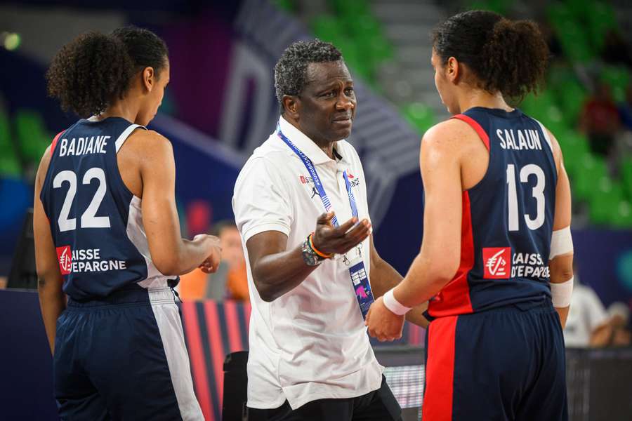 Jena-Aimé Toupane et deux de ses joueuses lors du match face à l'Allemagne.