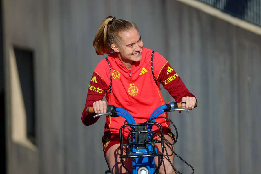 Janina Minge bei der Fahrradfahrt zum Training.