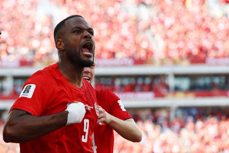 Larin, le buteur canadien qui a permis aux siens d'égaliser en seconde période. Larin, le buteur canadien qui a permis aux siens d'égaliser en seconde période.