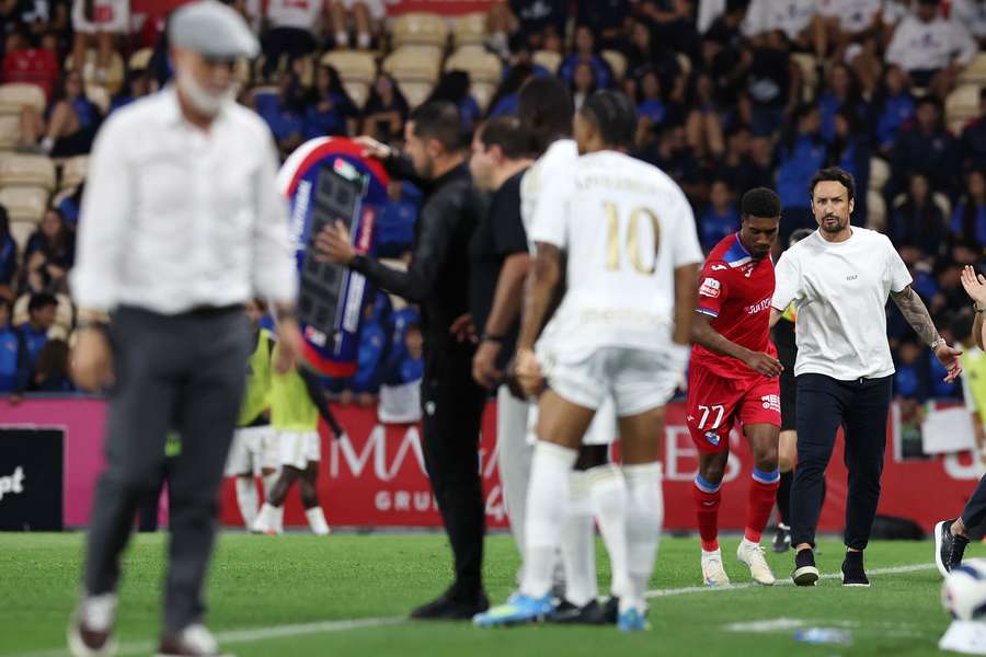 Álvaro Pacheco (esquerda) desolado perante a felicidade de César Peixoto (direita)