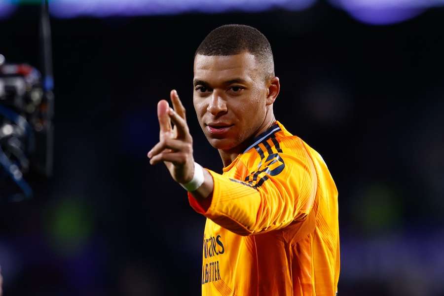 Kylian Mbappé a jeho gesto s tromi prstami.
