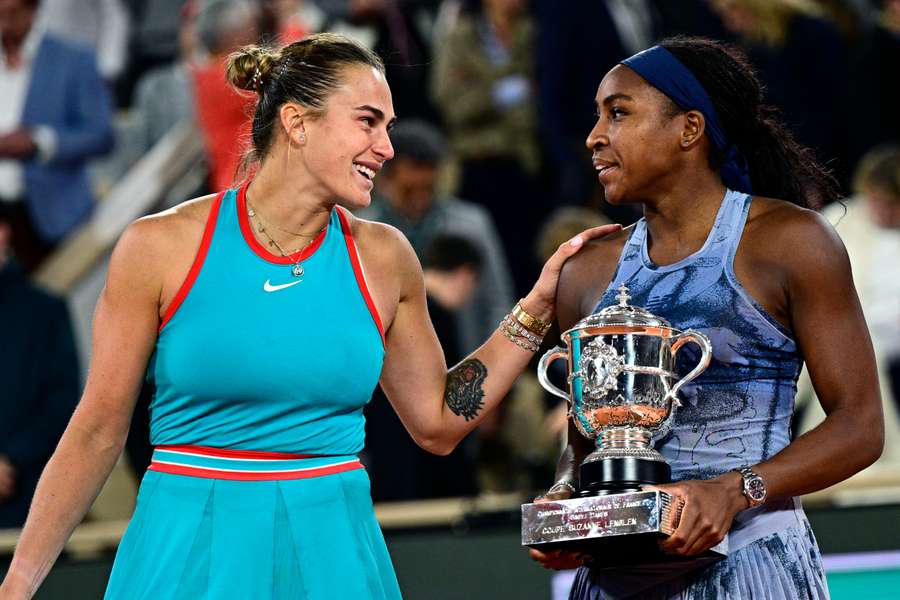 Aryna Sabalenka (l.) und Coco Gauff (r.) nach dem Endspiel der French Open 2025 Aryna Sabalenka (l.) und Coco Gauff (r.) nach dem Endspiel der French Open 2025