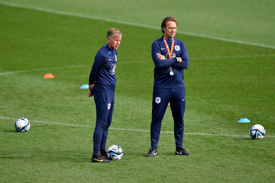 Bondscoach Andries Jonker en assistent Arvid Smit tijdens een trainingssessie op 17 juli