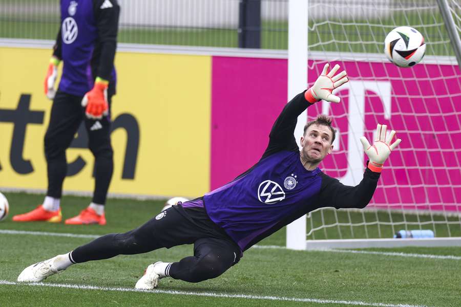 Neuer op de training ter voorbereiding op de oefenwedstrijd tegen Frankrijk