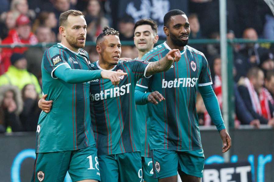 Vincent Janssen en Tjaronn Chery vieren het openingsdoelpunt tegen Kortrijk